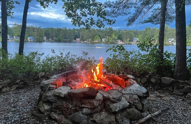 Family, Kid Heaven- lakefront adventure- spacious log cabin, cook's kitchen!