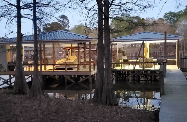 Family Lake Getaway/Fisherman's Paradise with private boat ramp