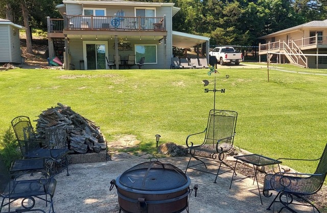 Family Lakefront, Great View, Big Yard, 2 boat dock, kayaks, lighted patio