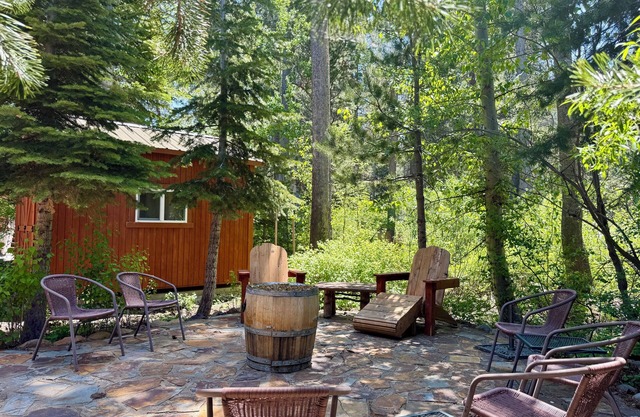 Family Lodge: 9 Min to Donner Lake w/EV Charger, Games, Large Decks & Bunk Room