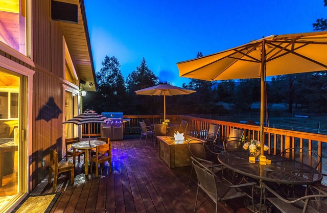 Family Lodge Near Yosemite – Pool, Hot Tub, Game Room, Sleeps 16 + Ponies!