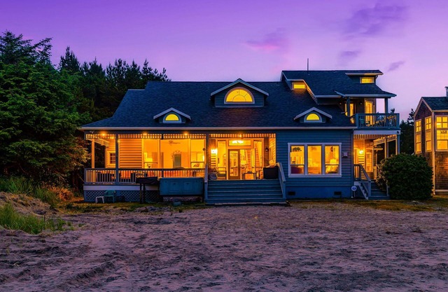 Family Memories! BeachFront 3min Walk+HotTub-GameRm + FREE NIGHTS