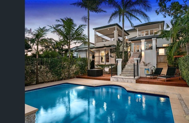 Family Oasis 10 minutes to Manly Heated pool, gym, outdoor shower