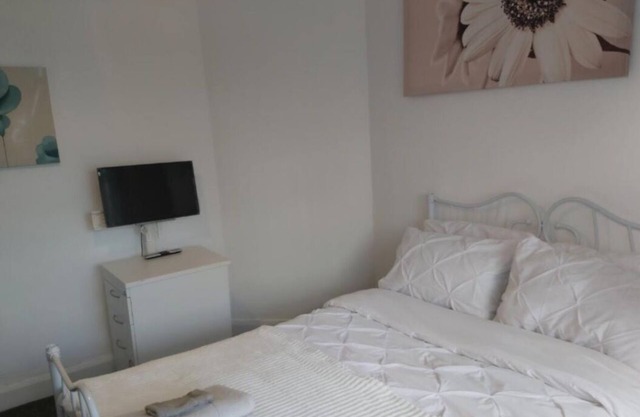 Family or group stay Takes up to six people Internet, parking. Close to shops.