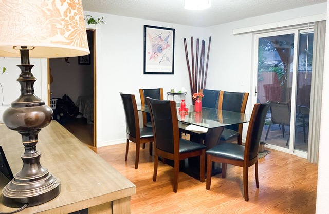 Family Oriented —Modern Room -- 15 minutes away from Airport