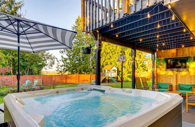 Family Paradise, hot tub, fire pit area, Play House, cozy and spacious