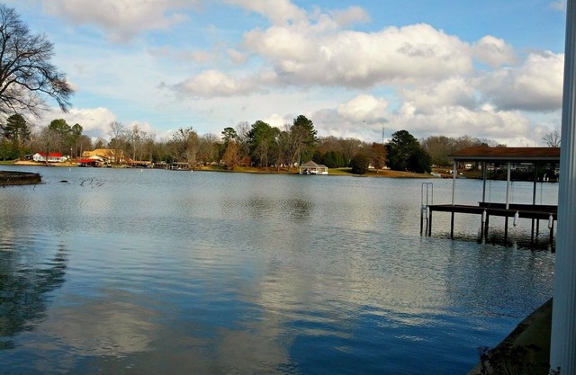 Family & Pet Friendly 2500 sq ft home-Minutes from town on Wilson Lake, Alabama!