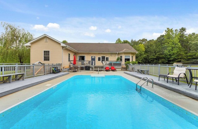 Family Poolside Oasis w/Yard+Guest Suite 5BR/4BA