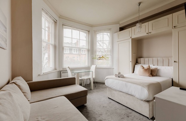 Family Quadruple Studio Finchley Rd Central F5