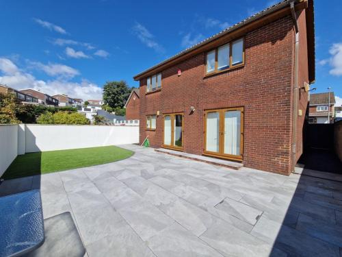 Family Retreat, 6 bedrooms, sleeps 12 Near National Park And Bike Park Wales