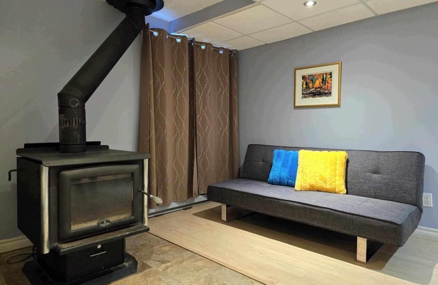 Family Retreat – Hot Tub, Whirlpool, Free Wine, Near Old Quebec & Ski