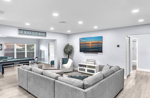Family Retreat: 6 Miles to the Beach, Game Room, Wi-Fi, Fun and Relaxation!
