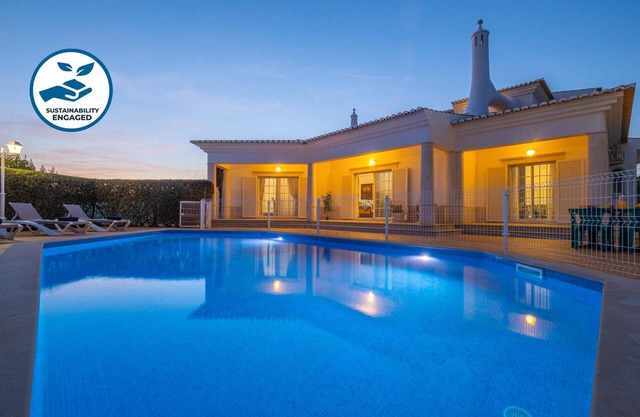 Family retreat w/heatable pool & BBQ