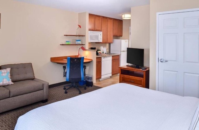 Family Reunion Lodging! 4 Units w/Full Kitchens, Banquet Hall, Pool