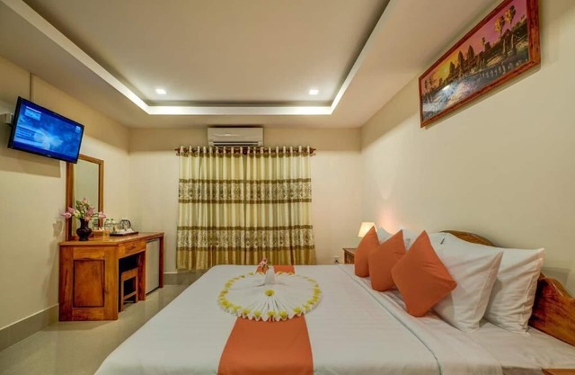 Family Room: 1double & single bed - free breakfast