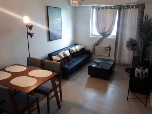 Family Room 1BR HUGE Balcony in Azure North