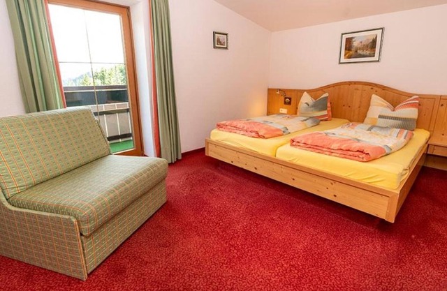 Family room, shower, toilet, 2 bedrooms ÜF - Gasthof Alpenblick