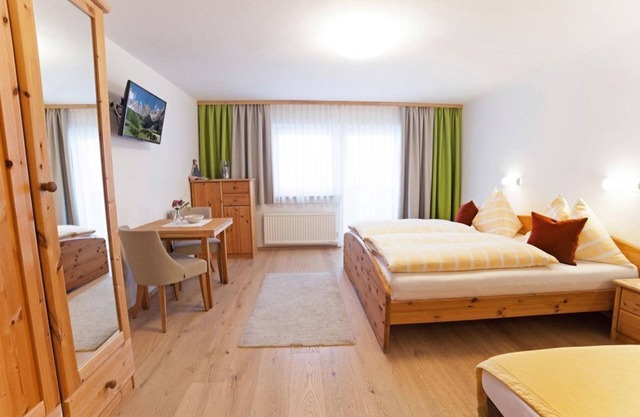 Family room with balcony (2 adults, 1 child) - Landhaus Vierthaler