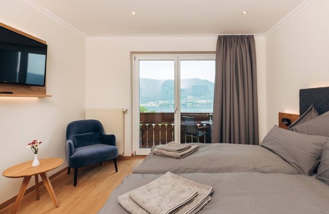 Family room with balcony and lake view - Familiengasthof Nindler *
