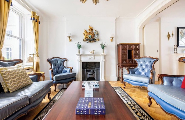 Family Royal 4 Bed Belgravia Residence by Buckingham Palace