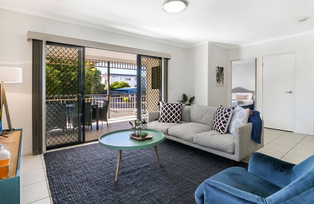 Family-Size Duplex In Quiet Neighbourhood