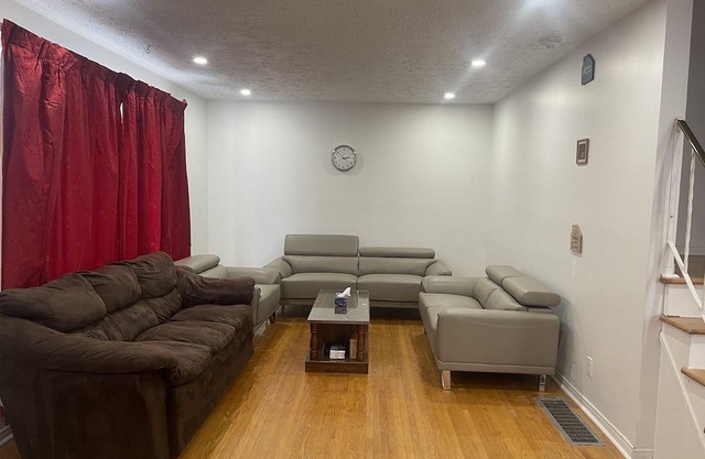 Family sized bungalow in heart of city and near hiking trails