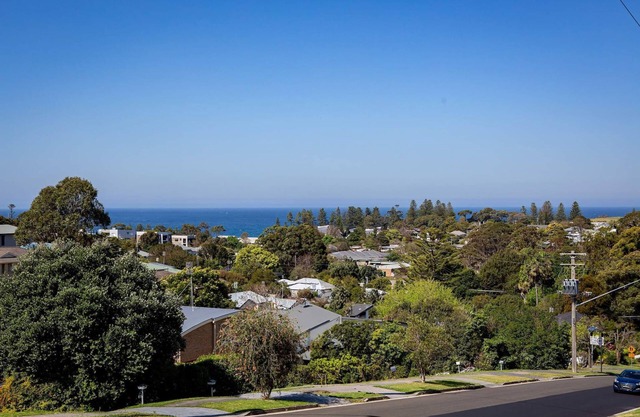 Family-sized home with fantastic views and games room. Soak up the Kiama Breeze!
