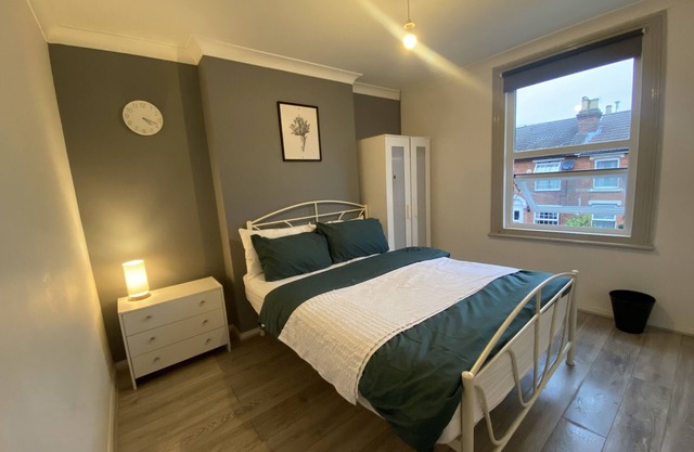 Family-sized HomenVery close to city centre and the Beach!n5 minutes to the zoo!