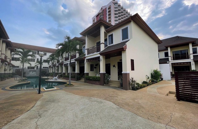 Family-sized townhouse, a few minutes walk to Cha-am beach and restaurants.