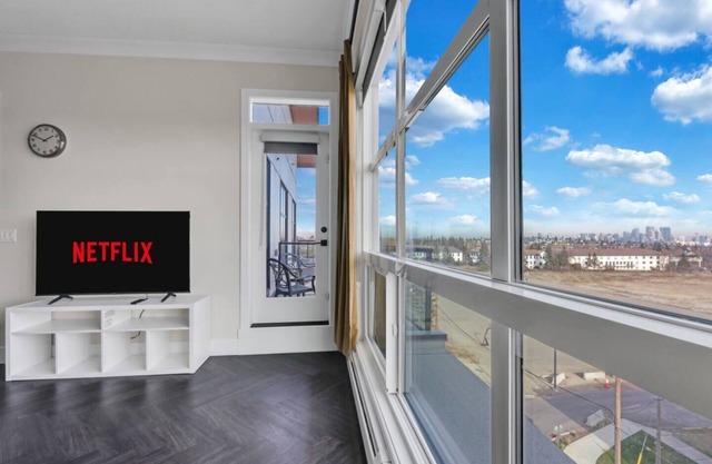 Family Stylish 2BR Condo w/City View, DT, Balcony, F/Parking & In-Suite Laundry!