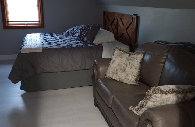 Family Suite with King & 4 adult bunk beds at Becks Lake