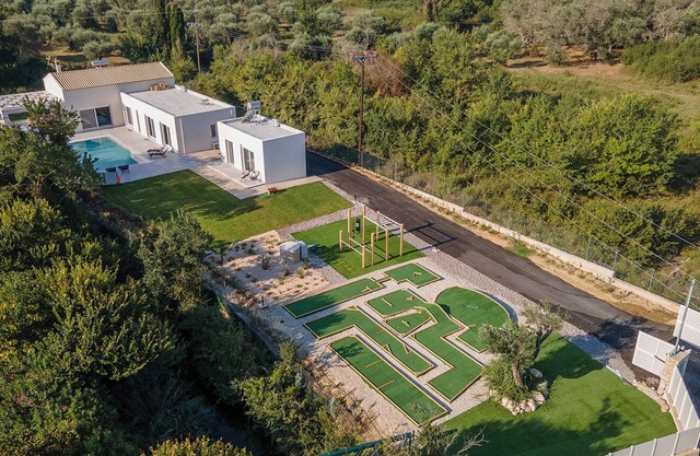 Family Villa Ami - private minigolf, outdoors gym, heated pool - 2min from beach
