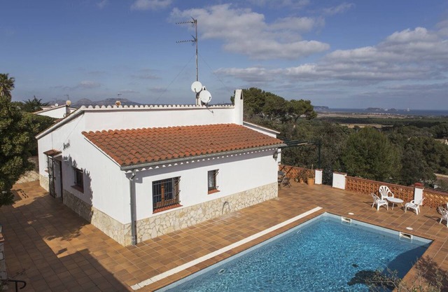 Family Villa - Pals with a private pool and panoramic sea views