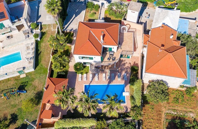 Family Villa Rasotica with large swimming pool, outdoor kitchen