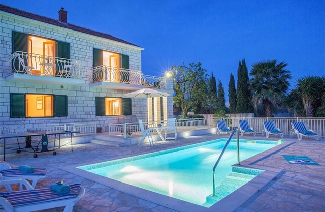 Family Villa Vjeka with Private Pool, playground in Sumartin, Brac Island