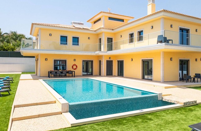 Family villa with heatable pool & game room