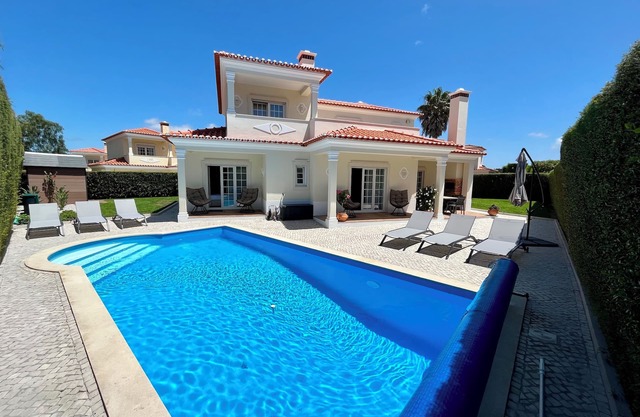 Family villa with private heated pool, close to local amenities & superb beaches