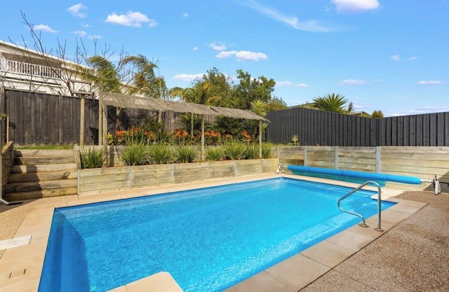 Family w/Large Pool & Game Garage, Wlk to Beach