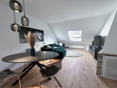 Fancy Apartment with 4K TV for 3 people and 2 people sleep couch - includes kitchen