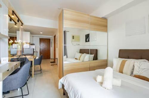 Fancy Suite near Eastwood with Awesome Balcony!
