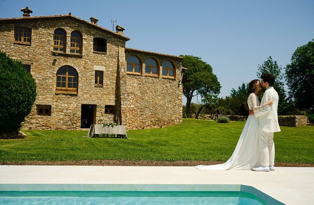 Fantástica Masía Rodeada de más de 10.000 m2 de Jardín con una Preciosa Piscina