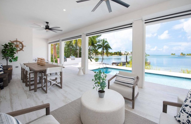 Fantasea: Family Beach Villa on Bio Bay w/Private Pool, Veranda Lounge + Dock