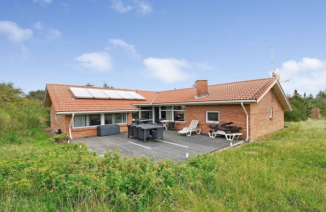 Fantastic 5-star house with swimming pool for 12 people on the North Sea