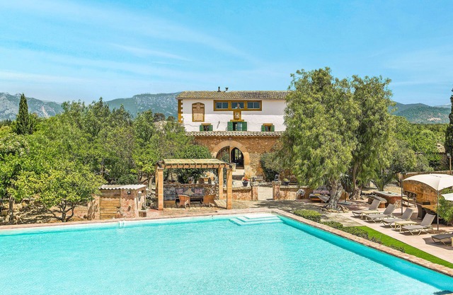Fantastic 6 bedroom Finca. fully aricon and wifi. large pool.