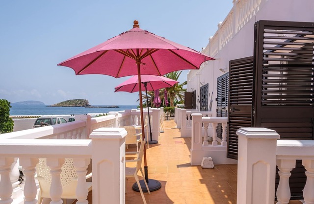 Fantastic Apartment by the Sea with Air Conditioning, Wi-Fi, Pool & Terrace