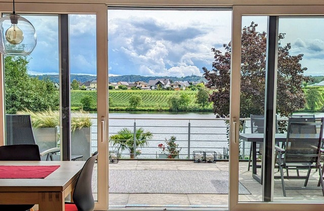 Fantastic apartment directly on the Moselle, ground floor, large terrace, parking lot at the house.