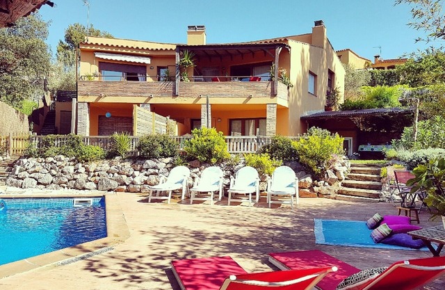 Fantastic apartment in Begur with communal swimming pool.