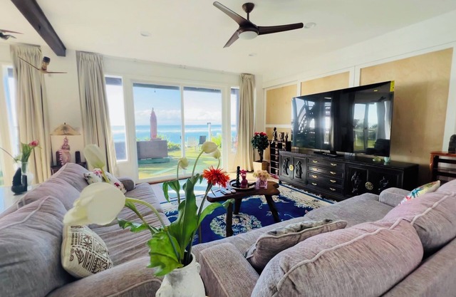 FANTASTIC apartment in charming Haleiwa with WiFi, AC beachfront