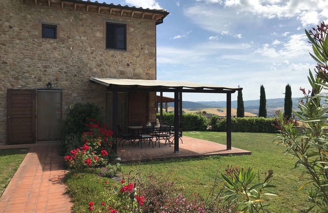 Fantastic apartment with terrace and pool overlooking Volterra