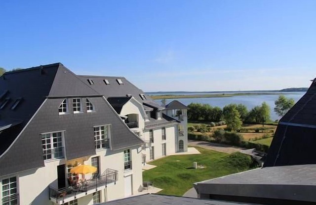 Fantastic apartment with a view of the lake, directly at the backwaters and golf club